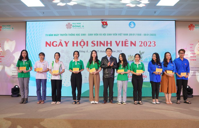 Trường ĐH Đông Á tặng hơn 200 vé xe Tết cho sinh viên - Ảnh 1.