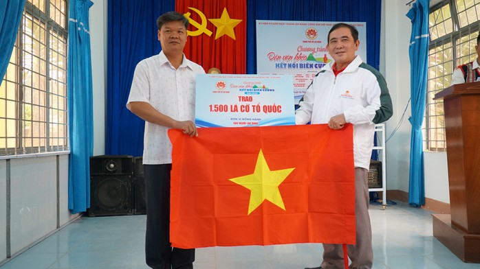 Trao 3.000 lá cờ Tổ quốc tại tỉnh Kon Tum - Ảnh 1.