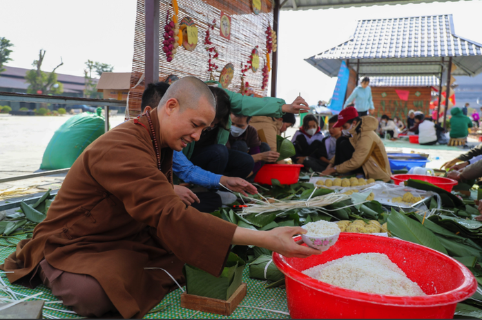 Chùa Tam Chúc gói 10.000 bánh chưng tặng người nghèo - Ảnh 1.