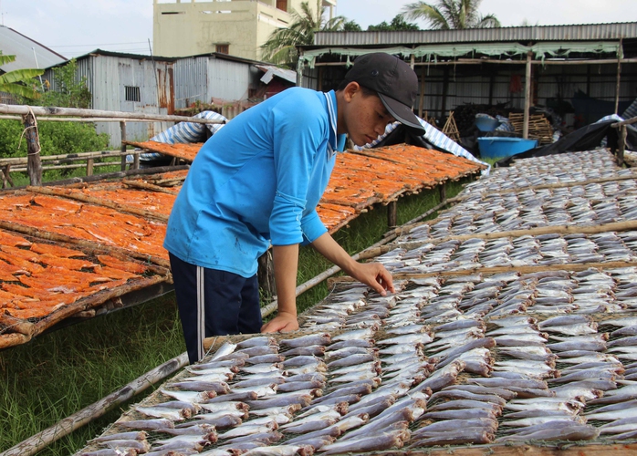 Làng nghề đặc sản hối hả đón Tết - Ảnh 1.