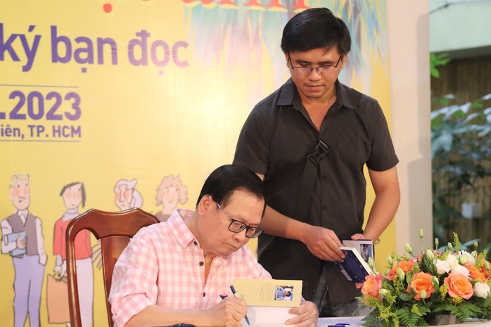 Độc giả TP HCM xếp hàng đợi chữ ký nhà văn Nguyễn Nhật Ánh - Ảnh 2.