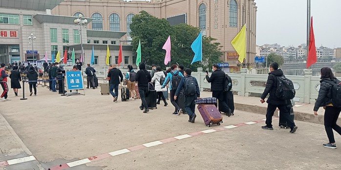 Sáng 8-1, hơn 1.000 người Trung Quốc làm thủ tục xuất cảnh tại Cửa khẩu Quốc tế Móng Cái - Ảnh 4.
