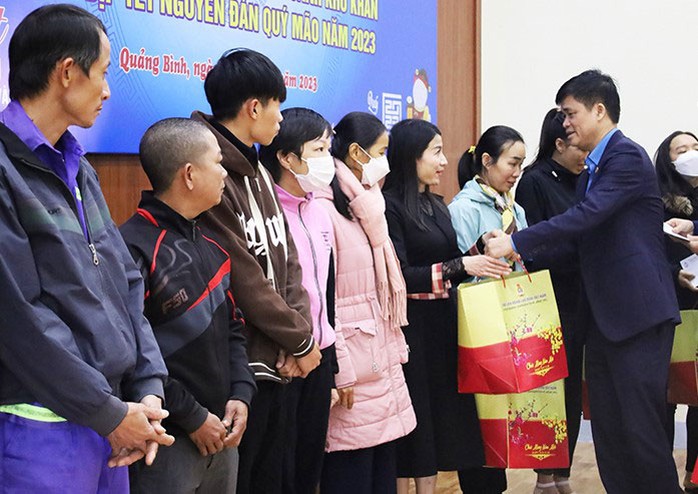 Tặng 200 phần quà Tết cho người lao động khó khăn ở Quảng Bình - Ảnh 1.