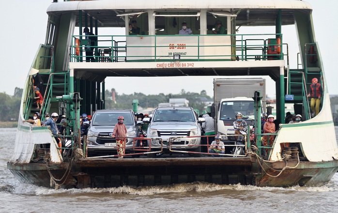 Sớm khắc phục sự cố sà lan tông mạn phà Cát Lái - Ảnh 1.