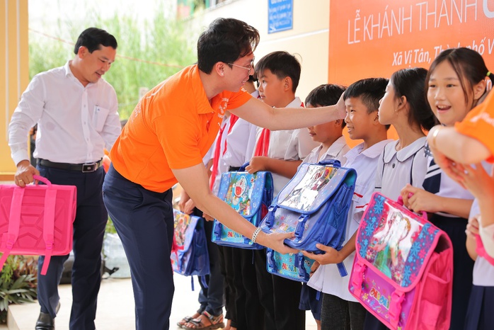 Quỹ Nam Phương khánh thành cầu Khang Minh (Hậu Giang): Trẻ em an tâm đến trường - Ảnh 1.