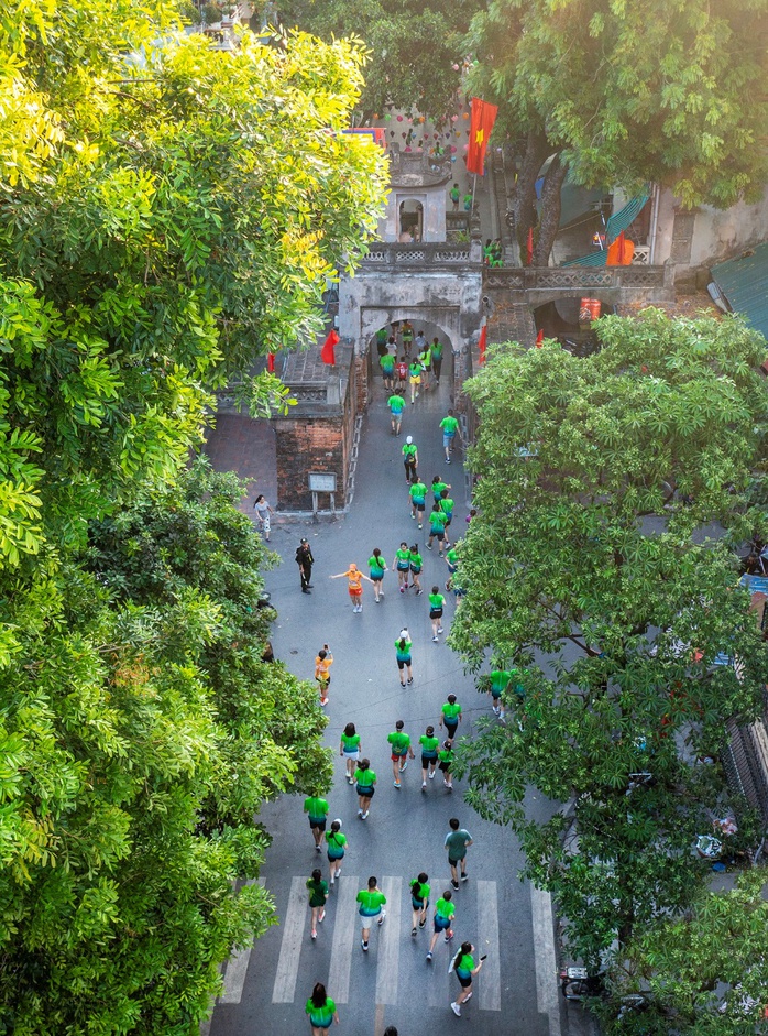 VPBank Hanoi International Marathon 2023 - cung đường chạy giữa mùa thu Hà Nội - Ảnh 2. VPBank Hanoi International Marathon 2023 - cung đường chạy giữa mùa thu Hà Nội - Ảnh 2.
