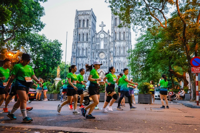 VPBank Hanoi International Marathon 2023 - cung đường chạy giữa mùa thu Hà Nội - Ảnh 12. VPBank Hanoi International Marathon 2023 - cung đường chạy giữa mùa thu Hà Nội - Ảnh 12.