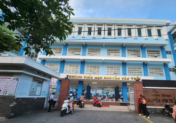 Trường Tiểu học Nguyễn Văn Trỗi lên tiếng việc giáo viên đánh gãy xương ngón tay học sinh - Ảnh 1.
