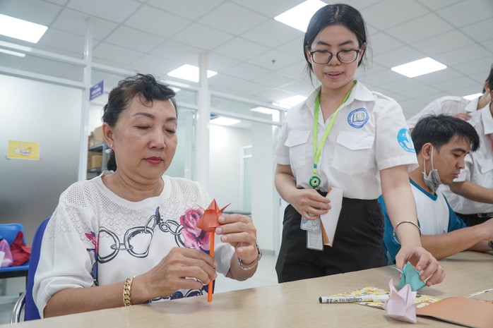 Sinh viên Trường Đại học Y Dược TP HCM mang tiếng cười đến các bệnh nhân - Ảnh 3.