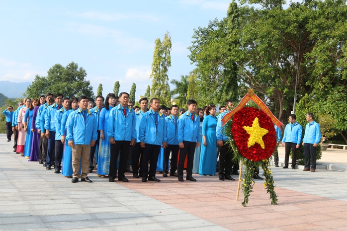 Đại hội XI Công đoàn Khánh Hòa: Đại biểu dâng hương tưởng nhớ các anh hùng, liệt sĩ - Ảnh 1.