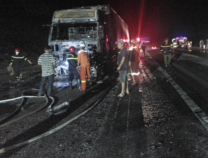 Xe container tự bốc cháy trên cao tốc La Sơn – Túy Loan - Ảnh 1.