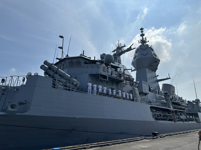 Tàu Hải quân Hoàng gia Úc HMAS TOOWOOMBA trở lại TP HCM - Ảnh 1.