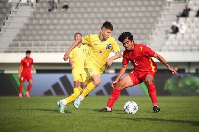 U18 Việt Nam để Ukraine lội ngược dòng, thua sát nút - Ảnh 1.
