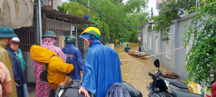 Thừa Thiên - Huế: Mưa trắng trời, di dời khẩn cấp nhiều hộ dân - Ảnh 2.