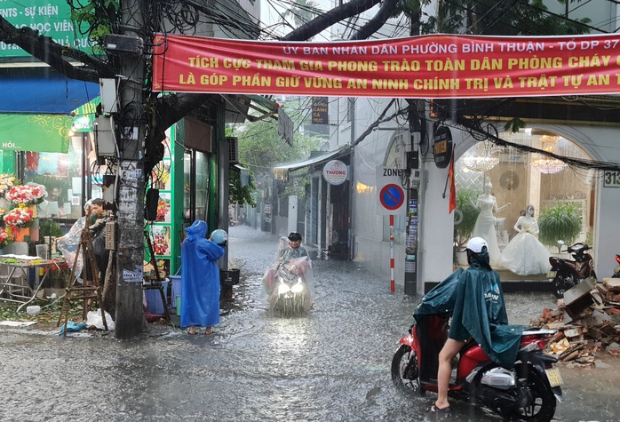 Ảnh: Nhiều nơi tại Đà Nẵng vừa thông cống xong…vẫn ngập  - Ảnh 7.