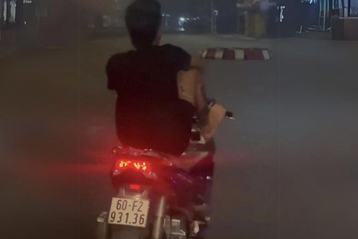 Xác định chủ phương tiện vụ lái xe máy bằng chân ở Đồng Nai - Ảnh 1.