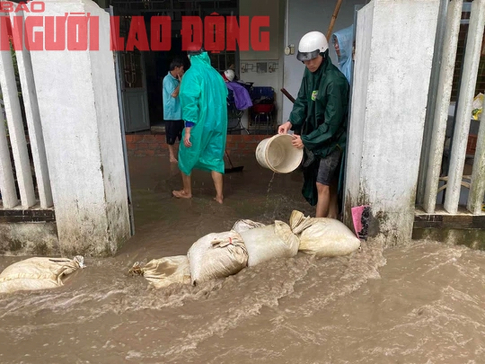 CLIP: Người dân Đà Nẵng khóc nấc vì thác bùn tràn vào nhà - Ảnh 8.