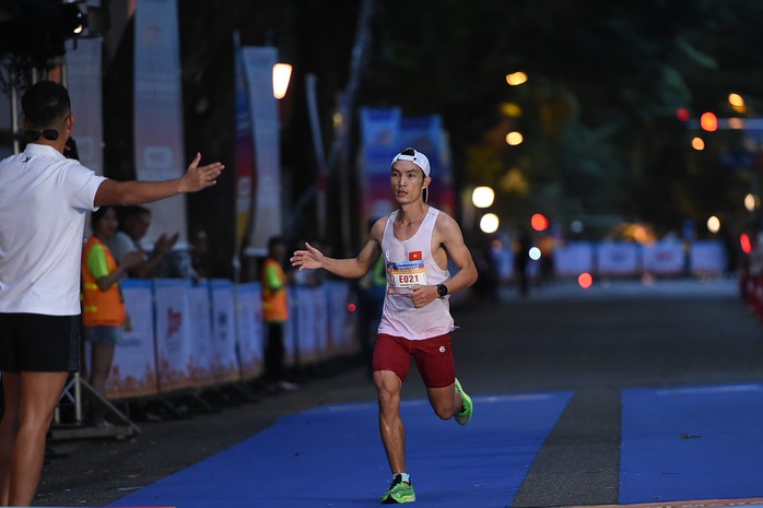 VĐV Lê Thị Tuyết vô địch Giải marathon quốc tế di sản Hà Nội 2023 - Ảnh 5.