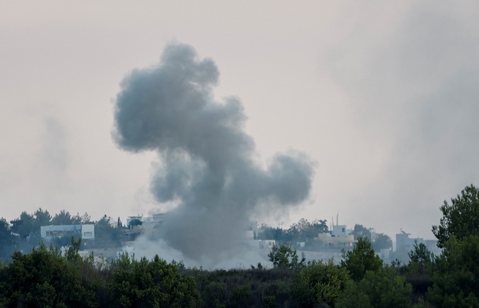 Israel đụng độ liên tiếp Hezbollah, không kích sân bay Syria - Ảnh 2.