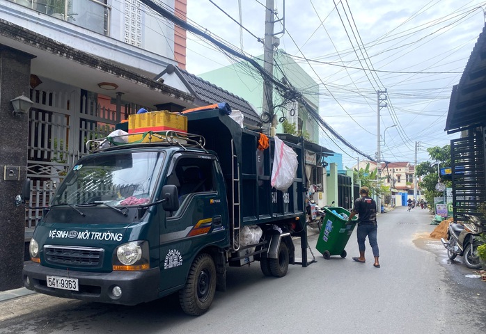 Chưa có giá chung, người dân TP HCM đóng tiền rác theo địa bàn - Ảnh 1.