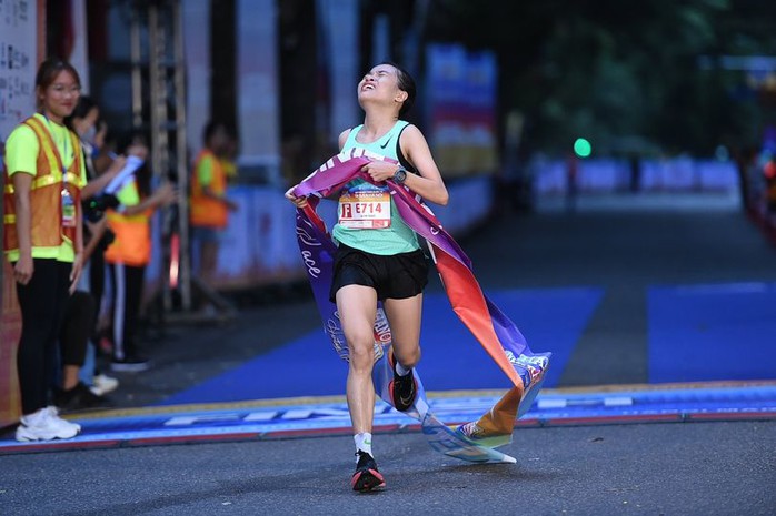 VĐV Lê Thị Tuyết vô địch Giải marathon quốc tế di sản Hà Nội 2023 - Ảnh 3.