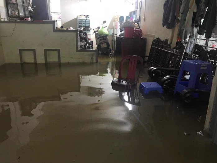 CLIP: Mưa trút xối xả, nhà dân, đường phố Tam Kỳ chìm trong biển nước - Ảnh 2.