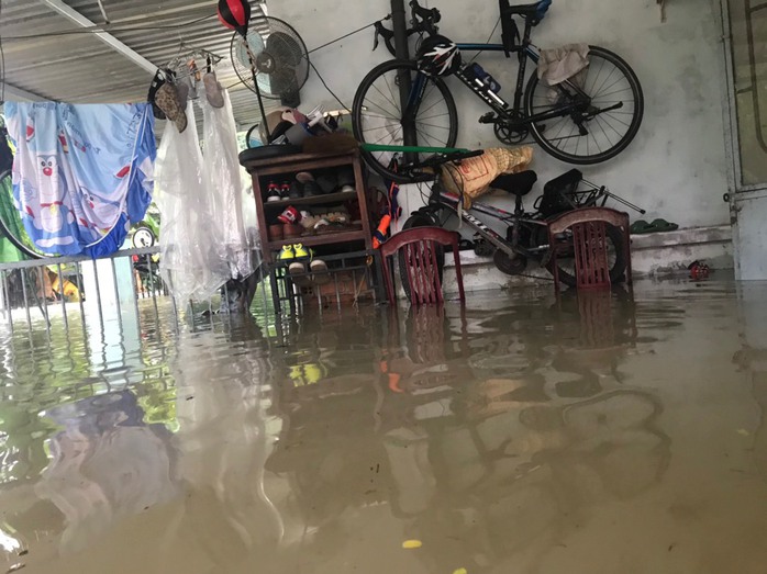 CLIP: Mưa trút xối xả, nhà dân, đường phố Tam Kỳ chìm trong biển nước - Ảnh 3.