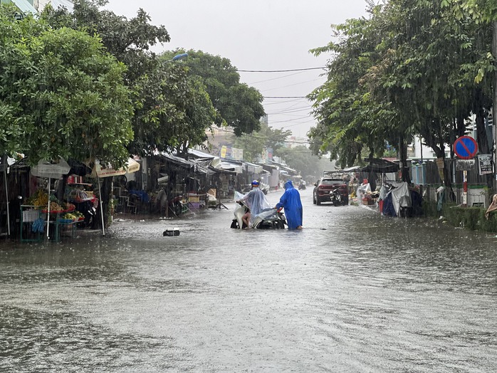 CLIP: Mưa trút xối xả, nhà dân, đường phố Tam Kỳ chìm trong biển nước - Ảnh 19.