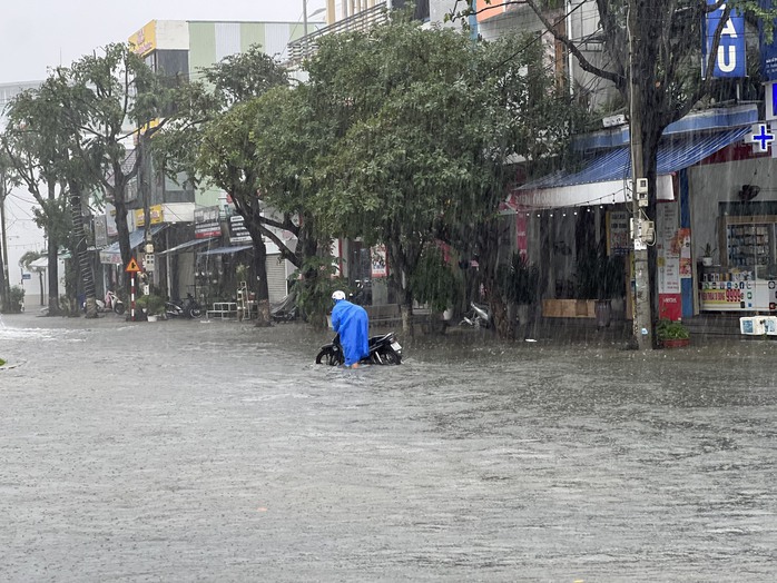 CLIP: Mưa trút xối xả, nhà dân, đường phố Tam Kỳ chìm trong biển nước - Ảnh 18.