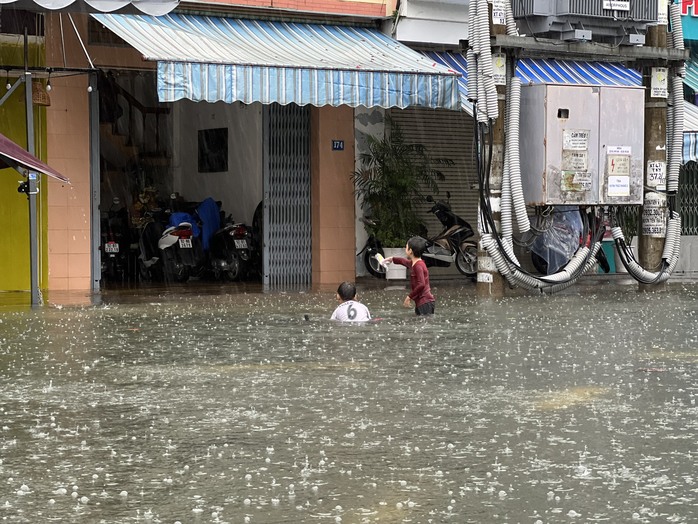 CLIP: Mưa trút xối xả, nhà dân, đường phố Tam Kỳ chìm trong biển nước - Ảnh 27.
