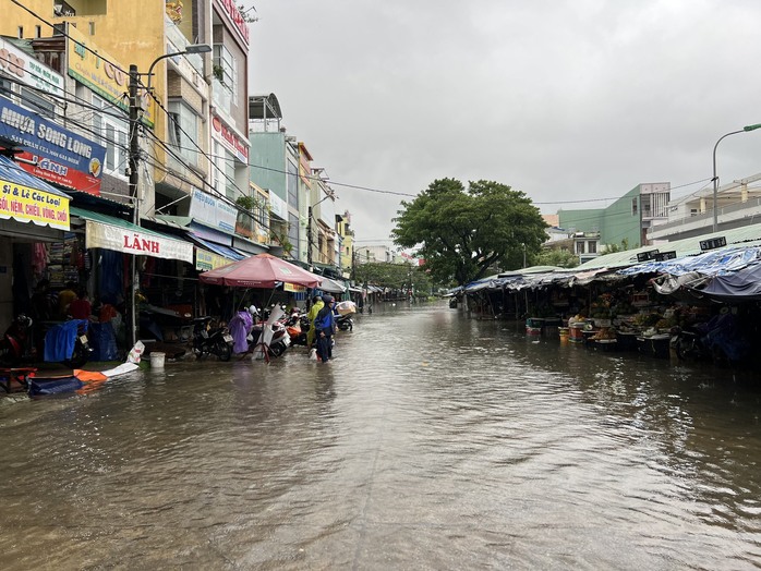 CLIP: Mưa trút xối xả, nhà dân, đường phố Tam Kỳ chìm trong biển nước - Ảnh 11.