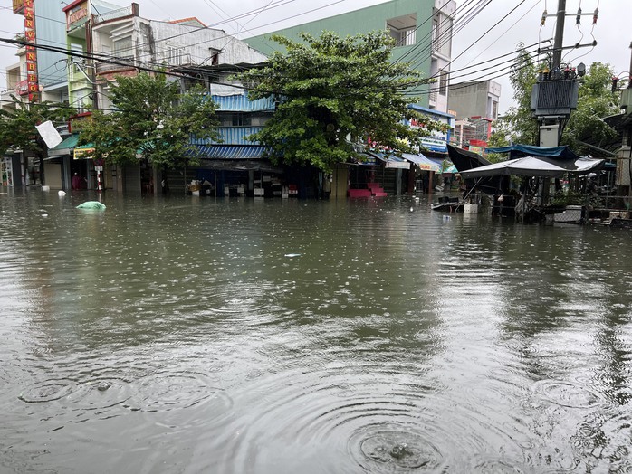 CLIP: Mưa trút xối xả, nhà dân, đường phố Tam Kỳ chìm trong biển nước - Ảnh 9.