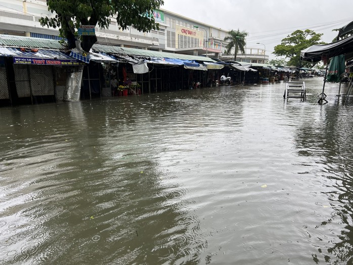 CLIP: Mưa trút xối xả, nhà dân, đường phố Tam Kỳ chìm trong biển nước - Ảnh 10.