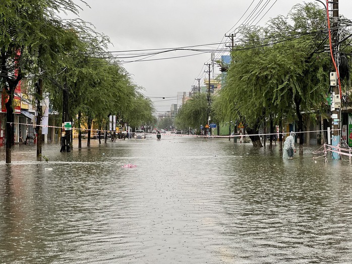 CLIP: Mưa trút xối xả, nhà dân, đường phố Tam Kỳ chìm trong biển nước - Ảnh 8.