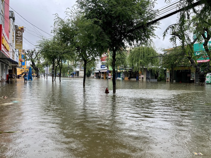 CLIP: Mưa trút xối xả, nhà dân, đường phố Tam Kỳ chìm trong biển nước - Ảnh 7.