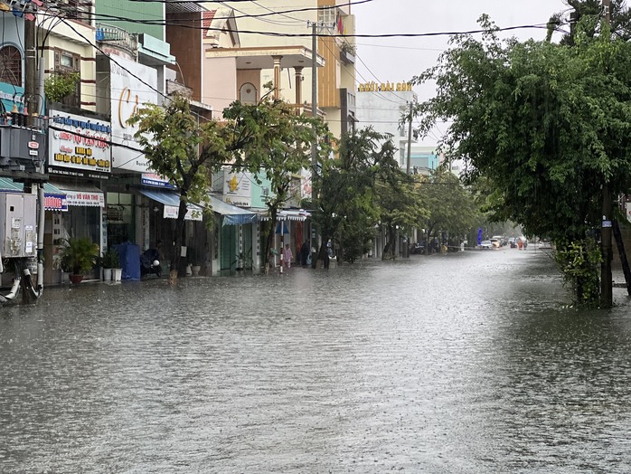 CLIP: Mưa trút xối xả, nhà dân, đường phố Tam Kỳ chìm trong biển nước - Ảnh 16.