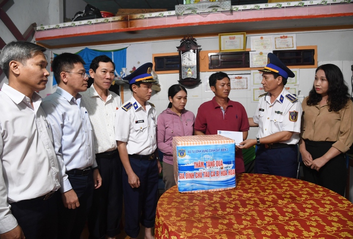Vùng Cảnh sát biển 2 hỗ trợ gia đình ngư dân bị cháy 2 tàu cá  - Ảnh 2.