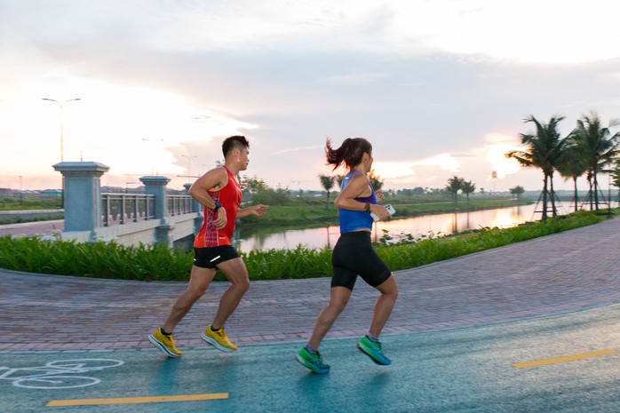 Giải chạy “Nông thôn Việt Marathon - Long An 2023”: Ngắm hoàng hôn bên sông Vàm Cỏ - Ảnh 6.