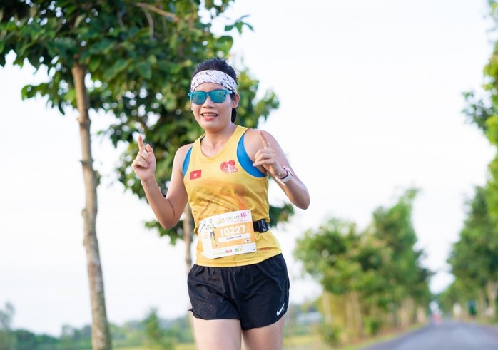 Giải chạy “Nông thôn Việt Marathon - Long An 2023”: Ngắm hoàng hôn bên sông Vàm Cỏ - Ảnh 3.