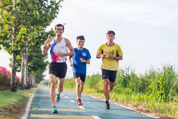 Giải chạy “Nông thôn Việt Marathon - Long An 2023”: Ngắm hoàng hôn bên sông Vàm Cỏ - Ảnh 2.