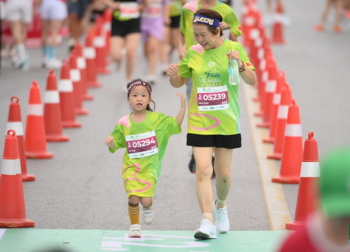 Giải chạy “Nông thôn Việt Marathon - Long An 2023”: Ngắm hoàng hôn bên sông Vàm Cỏ - Ảnh 9.