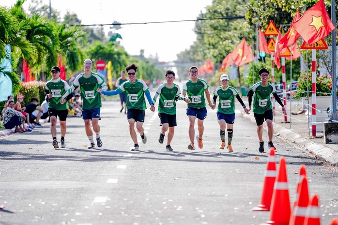 Giải chạy “Nông thôn Việt Marathon - Long An 2023”: Ngắm hoàng hôn bên sông Vàm Cỏ - Ảnh 8.