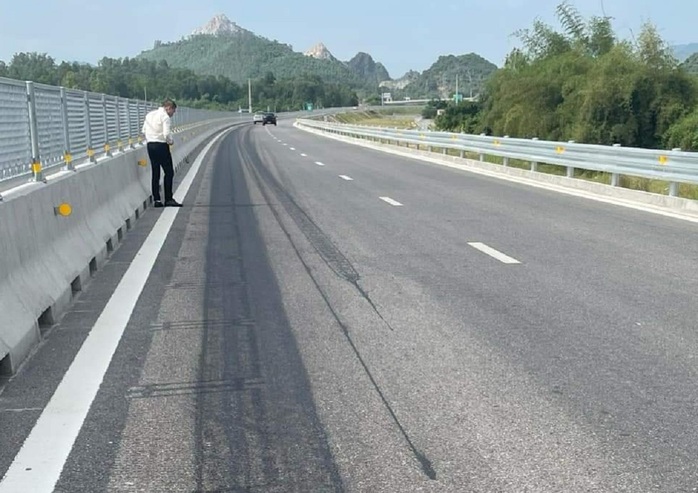 Cao tốc Nghi Sơn - Diễn Châu nghi bị đổ hóa chất phá hoại - Ảnh 1.