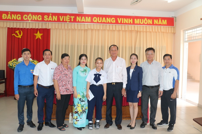 Niềm vui đến với nữ sinh mồ côi cha, bán vé số ở Cần Thơ - Ảnh 8.