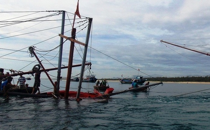 NÓNG: Tàu ngư dân Quảng Nam bị chìm, 1 người chết, 14 người mất tích - Ảnh 1.