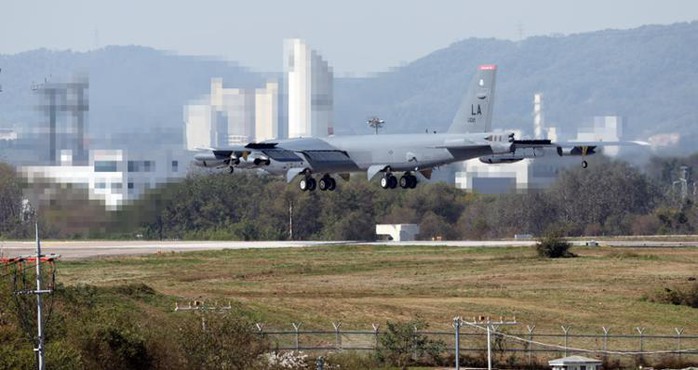 “Pháo đài bay” B-52 lần đầu tiên hạ cánh xuống căn cứ không quân Hàn Quốc - Ảnh 1.