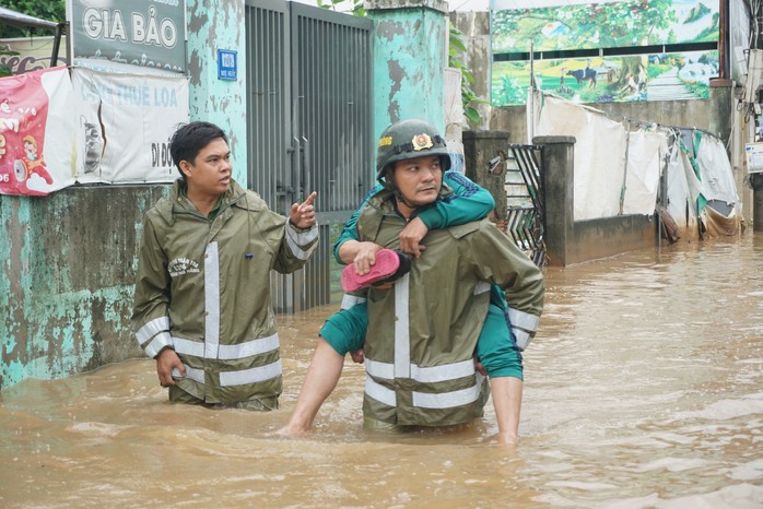 Cảnh sát cùng người dân múc nước lụt để chữa cháy nhà - Ảnh 2.