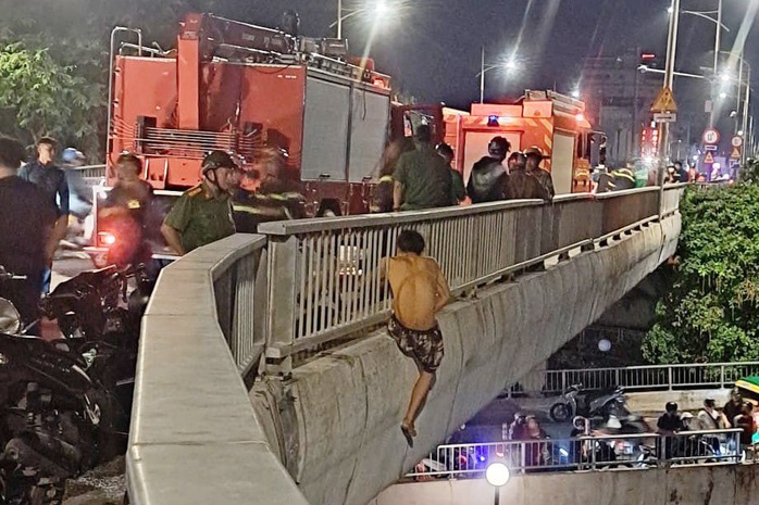Buồn chuyện cá nhân, người đàn ông leo lên thành cầu Nguyễn Văn Cừ - Ảnh 1.