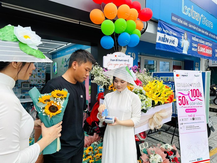 Chạm để thanh toán - Gửi ngàn yêu thương cùng NAPAS - Ảnh 2. Chạm để thanh toán - Gửi ngàn yêu thương cùng NAPAS - Ảnh 2.