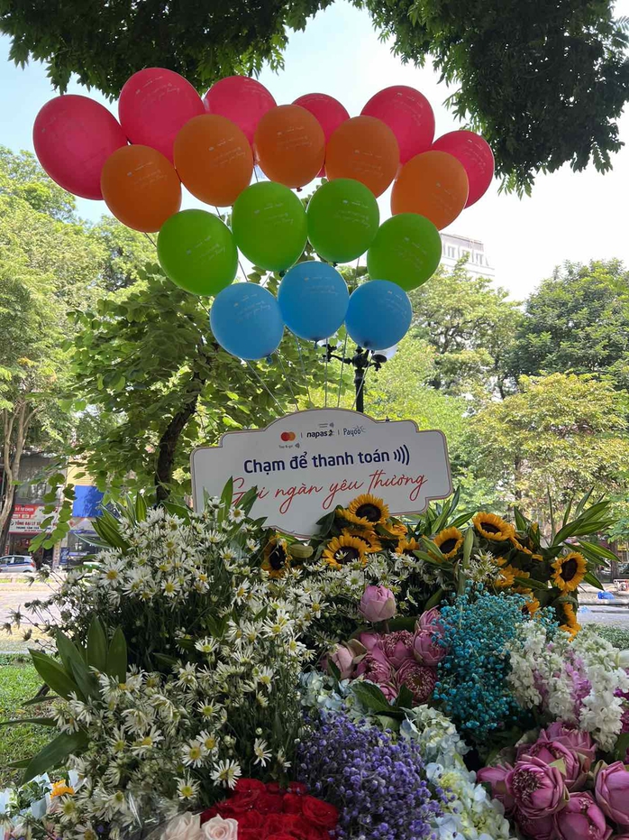 Chạm để thanh toán - Gửi ngàn yêu thương cùng NAPAS - Ảnh 1. Chạm để thanh toán - Gửi ngàn yêu thương cùng NAPAS - Ảnh 1.